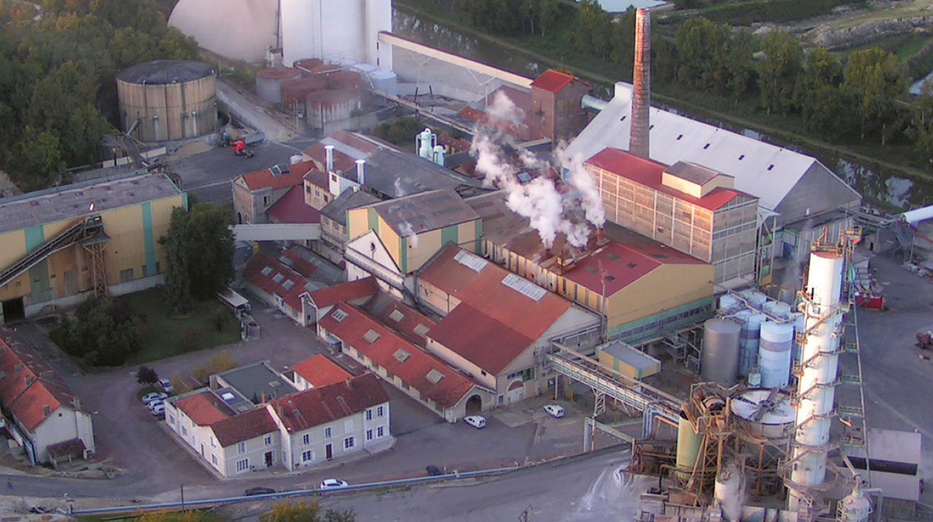 Ayant perdu le soutien de la Caisse d’Épargne et devant l’ampleur des investissements à réaliser, la sucrerie et distillerie familiale Ouvré est contrainte d’arrêter sa production.